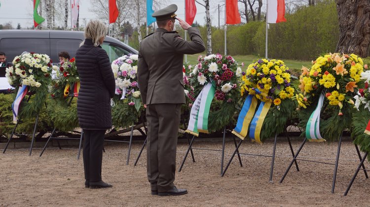 Die Landesvorsitzende, Andrea Dombois MdL, und der ukrainische Heeresattaché, Oberst Havrikow, bei der Kranzniederlegung