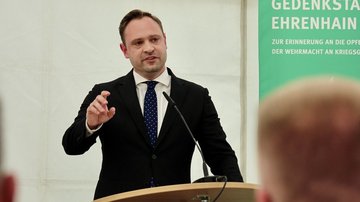 Der Präsident des Sächsischen Landtags, Alexander Dierks, hält die Gedenkrede anlässlich der Gedenkveranstaltung zum 80. Jahrestag der Befreiung des Kriegsgefangenenlagers Zeithain.