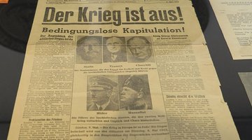 Als erstes freies Blatt – ohne NS-Propaganda – konnten die Aachener Nachrichten die bedingungslose Kapitulation am 8. Mai 1945 vermelden. Außer den Aachener Nachrichten verkündeten von Deutschlands Zeitungen an diesem Tag nur noch die Flensburger Nachrichten die Kapitulation. (Quelle: wikipedia.org)