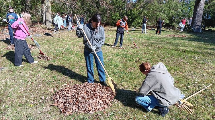 Arbeitseinsatz auf der Kriegsgräberstätte