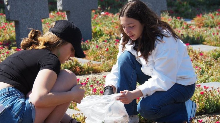 Arbeitseinsatz auf der deutschen Kriegsgräberstätte Maleme