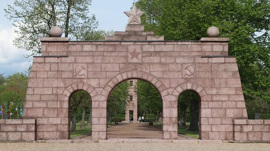 Eingangsportal der Gedenkstätte Ehrenhain Zeithain