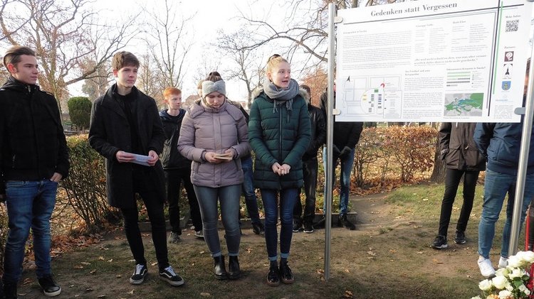 Schüler bei der Einweihung ihrer selbst gestalteten Infotafel für die Kriegsgräberstätte in Taucha