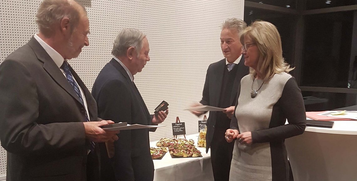 Ehrung des ehem. Geschäftsführers des Regionalverbands Hoyerswerda-Elsterheide, Hubert Sir (2. v. l.), durch die Landesvorsitzende, Andrea Dombois MdL