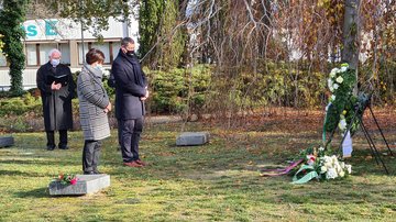 Kranzniederlegung auf der deutschen Gräberanlage in Hoyerswerda