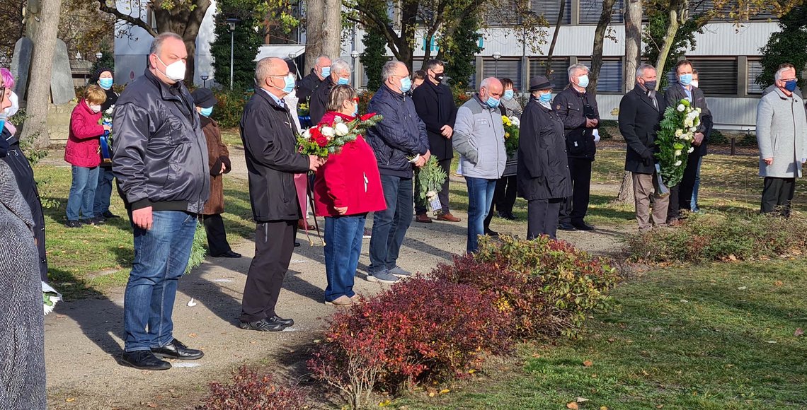 Unter den zahlreichen Gästen am Volkstrauertag 2020 war auch Hoyerswerdas neuer Oberbürgermeister, Torsten Ruban-Zeh (rechts im Bild).