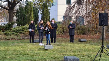 Schüler der christlichen Schule Johanneum, Superintendent i. R. Friedhart Vogel und der ehemalige Oberbürgermeister Stefan Skora beim Volkstrauertag 2020 in Hoyerswerda