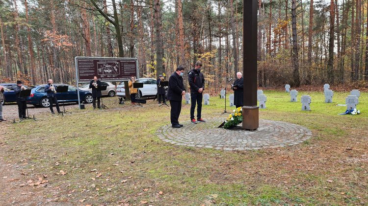 Der Bürgermeister der Gemeinde Elsterheide, Dietmar Koark, und der Ortsvorsteher von Nardt, Robert Novy, bei der Kranzniederlegung in Nardt-Weinberg.