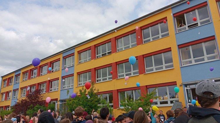 Aufstieg der Friedensballons beim Friedensfest zum 80. Jahrestag des Endes des Zweiten Weltkriegs in Europa, Kalkbergschule Meißen