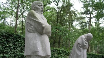 Trauerndes Elternpaar von Käthe Kollwitz, Kriegsgräberstätte Vladslo