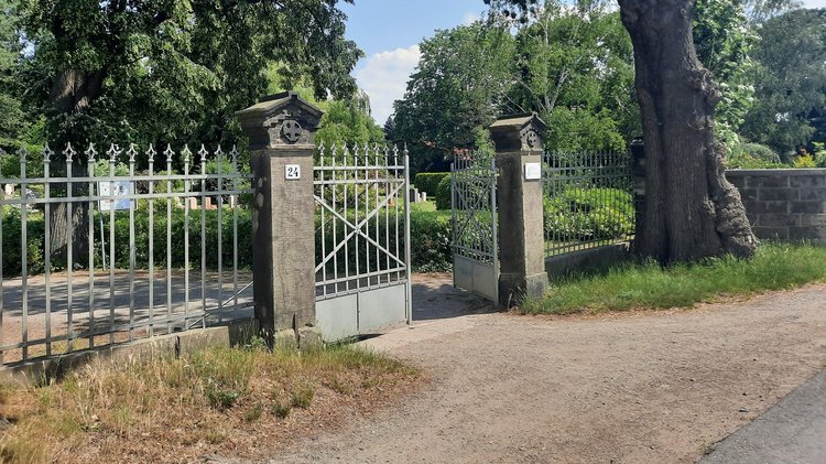 Eingangstor Friedhof Kaditz