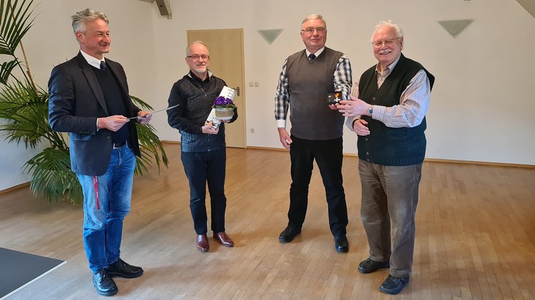 Dr. Dirk Reitz, Stefan Skora und Detlef Fritsch verleihen Superintendent i. R. Friedhart Vogel das Ehrenkreuz des Volksbundes in Gold.