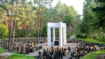 Riga-Bikernieki: Die stilisierte Kapelle und 5.000 Steine bilden das Zentrum der Gedenkstätte.