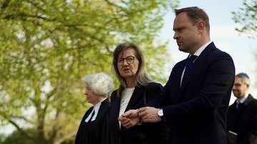 Andrea Dombois, Landesvorsitzende des Volksbunds, zusammen mit Landtagspräsident Alexander Dierks während der Gedenkveranstaltung zum 80. Jahrestag der Befreiung des Kriegsgefangenenlagers Zeithain