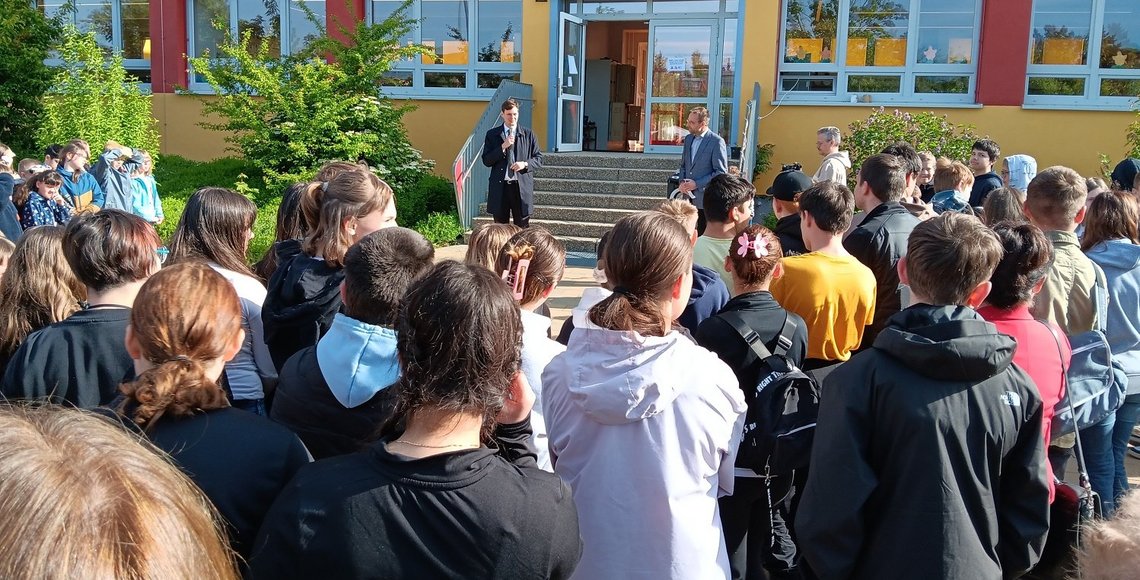 Kultusminister Conrad Clemens eröffnet das Friedensfest zum 80. Jahrestag des Endes des Zweiten Weltkriegs in Europa, Kalkbergschule Meißen