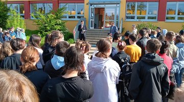 Kultusminister Conrad Clemens eröffnet das Friedensfest zum 80. Jahrestag des Endes des Zweiten Weltkriegs in Europa, Kalkbergschule Meißen