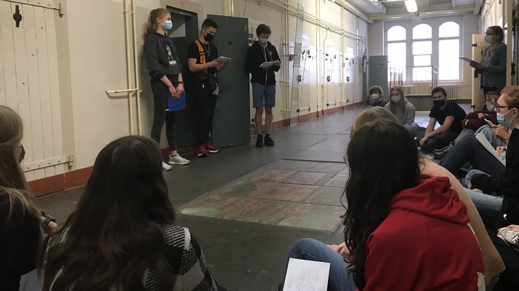 Schülerführung durch das Gefängnisgebäude Bautzen II